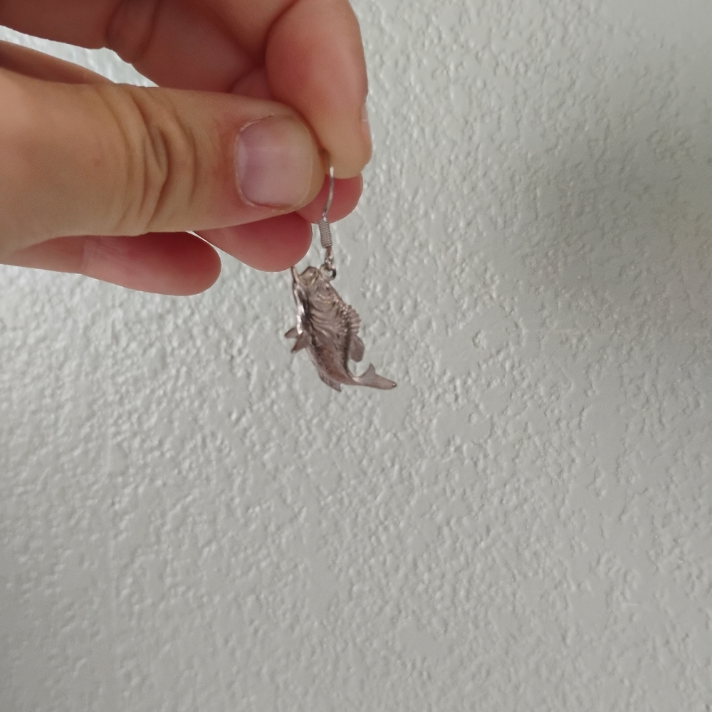 fish charm earring. 🎣